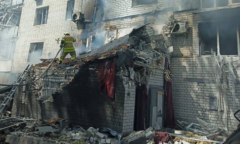 російський дрон влетів у багатоповерхівку в Чернігові — відомо про понад десяток поранених, зокрема дітей (ДОПОВНЕНО)