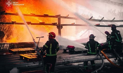 На Київщині кілька діб гасять пожежу після російської атаки