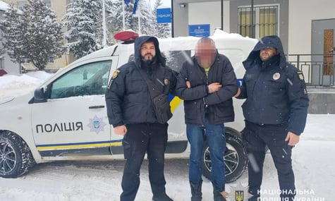 На Львівщині чоловік намагався зґвалтувати дівчинку в центрі міста. На допомогу їй прийшли перехожі — поліція