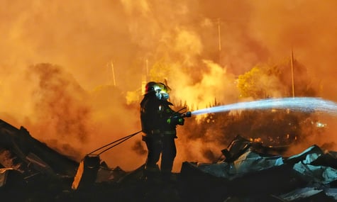 Рятувальники ліквідують наслідки вибуху на заводі з виробництва феєрверків у Лояні, провінція Хунань, Китай, 5 травня 2026 року