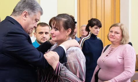 Порошенко зустрівся з родинами полонених Росією моряків