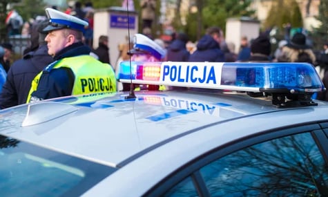 Поліція на вулиці біля поліційної машини Поліція на вулиці біля поліційної машини