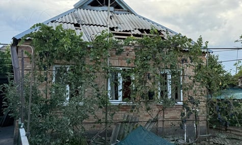 Пошкоджений будинок, внаслідок російських ударів по Нікопольщині Пошкоджений будинок, внаслідок російських ударів по Нікопольщині