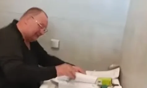 Фрази про «корупційні гроші» не було. «Ощадбанк» пояснив, що відбувається на відео з туалету, яке опублікували угорські слідчі