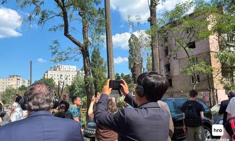 «Україна повинна перемогти, і ми маємо докласти всіх зусиль, щоб це сталося». Іноземні дипломати відвідали зруйновані житлові будинки в Києві