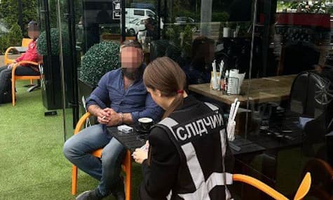 В Киеве разоблачили адвоката и должностное лицо ОВА: организовали незаконное пересечение границы — прокуроры