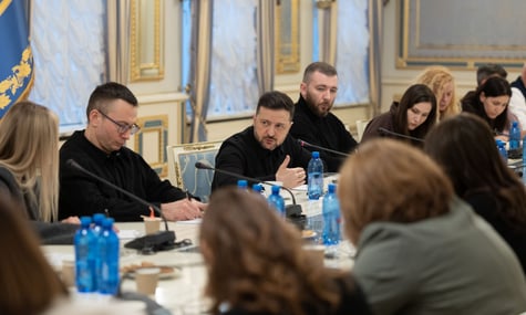 «Максимум рік — і вони банкрути». Зеленський вважає, що часткове зняття санкцій із росії було «грою», щоб продати об'єкти «Лукойлу»