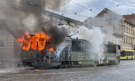 У центрі Львова спалахнув трамвай, причини з’ясовують