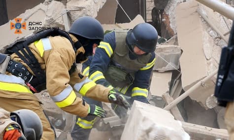 Атака на Запоріжжя: 3 загинули, 29 зазнали поранень. Серед загиблих — батько з донькою та водій тролейбуса (ДОПОВНЕНО)