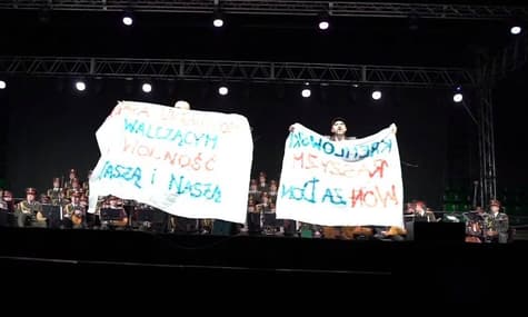 «Лапи геть від України»: у Польщі зірвали виступ російського ансамблю ім Александрова