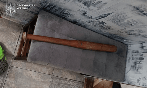 Садили на ланцюг, били і не давали їсти: у Дніпрі батьків-вихователів дитбудинку сімейного типу підозрюють у катуванні