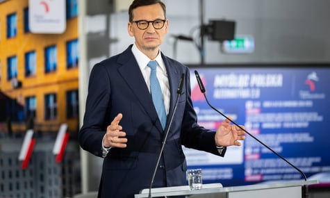 «Краще, щоб українські військові гинули, ніж польські». Експрем'єр Польщі проти зупинки допомоги Україні через скандал з «Героями УПА»