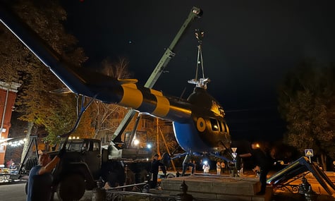 У Полтаві на місці пам'ятника Петру І поставили військовий гелікоптер