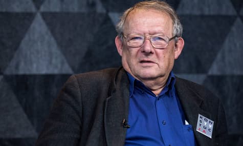 «Правда не лежить посередині, вона лежить там, де лежить», — Адам Міхнік