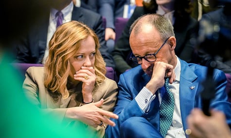Макрон та Мелоні посварилися, бо Італію нібито усунули від комунікації зі США щодо України. Мерц прагне їх помирити — FT
