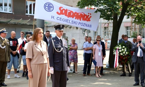 Блюр на написі про націоналістів, інше обличчя і нагороди, яких не існує. Міноборони Польщі опублікувало фото, яке змінив ШІ