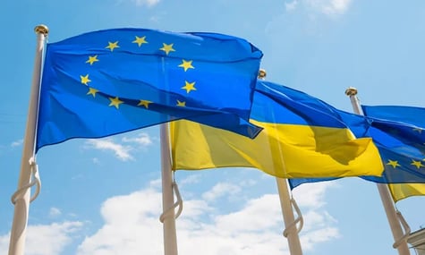 Прапори України та Європейського Союзу
