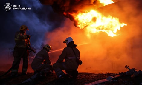 Понад 150 вогнеборців гасили пожежу на нафтогазовому об’єкті Полтавщини після російської атаки