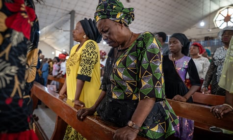 Парафіяни моляться за безпечне повернення учнів католицької школи, яких викрали на початку місяця, 30 листопада 2025 року