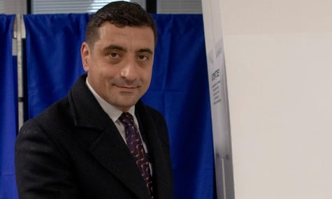 Сіміон, який програв вибори в Румунії, говорив про «держпереворот» і закликав боротися, коли сам був у Варшаві