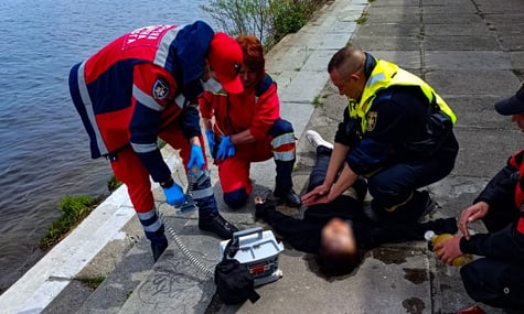 У Києві жінка впала з Пішохідного мосту. Її не врятували