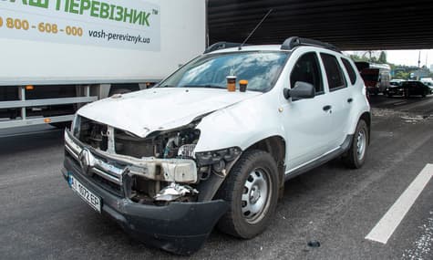 У Києві шматок мосту впав на авто