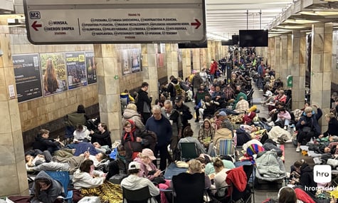 Кияни ховаються у метро під час однієї з російських атак Кияни ховаються у метро під час однієї з російських атак