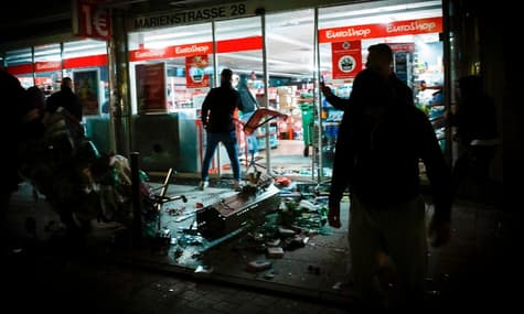 У Штутгарті сотні людей влаштували безлади: трощили магазини та нападали на поліцію