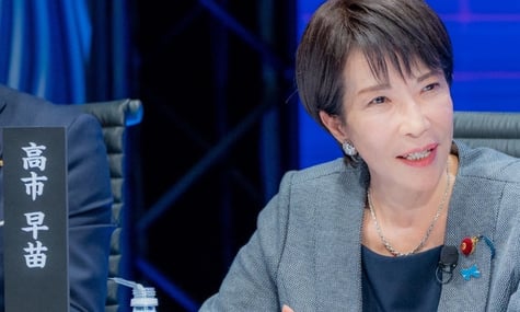 Прем'єрка Японії мусила зізнатися, що спить лише по 2-4 години, коли стало відомо, що вона зібрала підлеглих на зустріч о 3:00