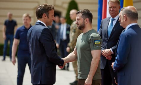 Макрон уверяет, что Германия и Франция не будут требовать от Украины уступок россии