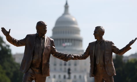 Поблизу Капітолію невідомі встановили статую Трампа, який тримається за руку з Епштейном