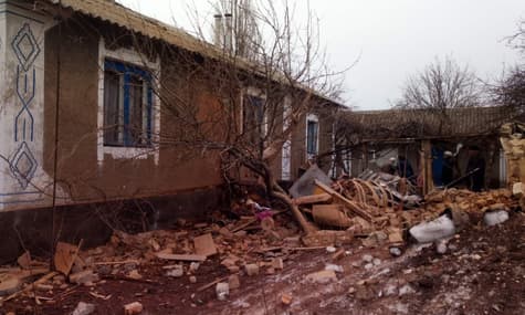 Обстріли бойовиків на Донбасі: постраждали школа і дитсадок, поранений український військовий