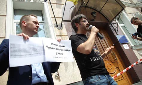 Під офісом омбудсмена вимагали від Денісової піти у відставку через «співпрацю» з Окружним адмінсудом