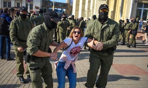 На жіночому марші у Мінську затримали майже сотню людей. Серед них журналісти та музиканти