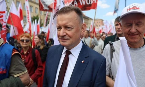 «Вираження незгоди із чинною українською владою». Ексміністр оборони Польщі поверне Україні свій орден «За заслуги»
