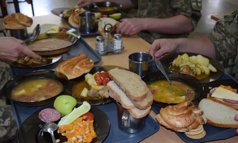 У ТЦК годуватимуть військовозобов’язаних, які прибувають туди під час мобілізації — рішення уряду