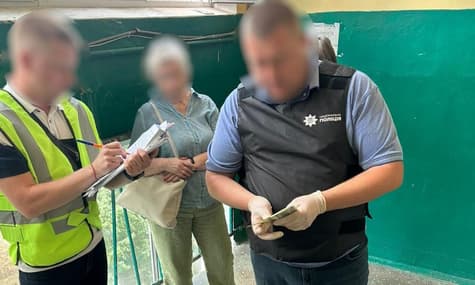 В Киеве задержала работницу ВЛК, когда она брала $2000 взятки от призывника — прокуроры