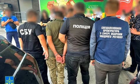 На Хмельниччині посадовця військкомату викрили на одержанні $4500 хабаря — Офіс генпрокурора