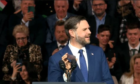 «Люблю того Віктора, фантастичний чоловік». Трамп виступив на мітингу Орбана по телефону