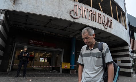 «Дышать было нечем». Войска рф повредили станцию метро в Киеве, где укрывались люди (ФОТО)