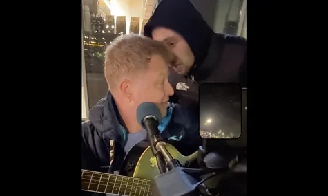 Поліція розшукала чоловіка, що облаяв київського музиканта на колісному кріслі за відмову співати російською