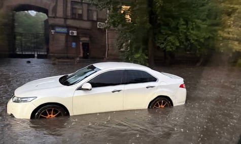 В Одесі за день випала півторамісячна норма опадів: у місті затопило дороги, а в області знестурмлення