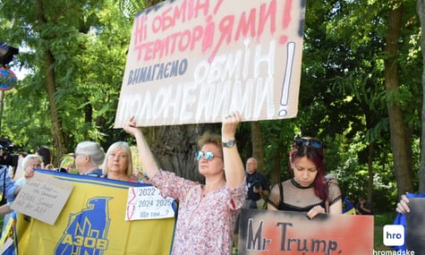 Под посольством США в Киеве организовали акцию-призыв к Трампу: Обмен пленных вместо обмена земель (ФОТО, ВИДЕО)