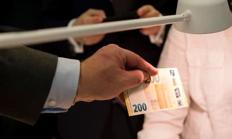 В ЕС ввели в обращение новые банкноты номиналом 100 и 200 евро
