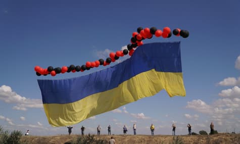 Активисты запустили в небо над оккупированным Крымом украинский флаг. По прогнозам, он облететь весь полуостров