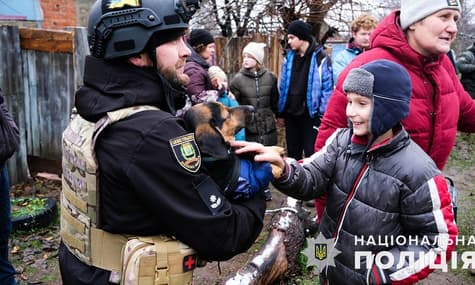 Під вогнем без медицини та навчання в Бахмутському районі залишаються понад 2 тисячі дітей — поліція