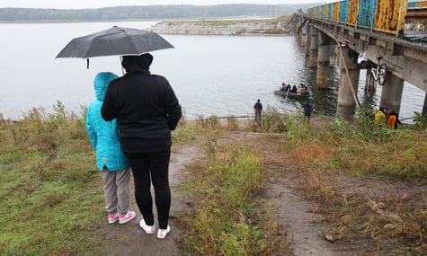 росіяни вдарили по греблі Печенізького водосховища на Харківщині. Рух по ній зупинили