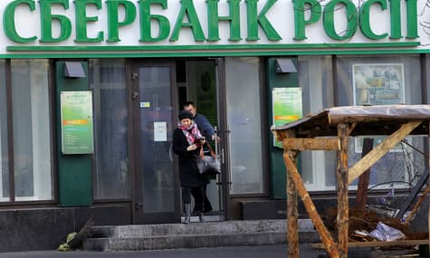 Суд визнав незаконним арешт акцій «дочок» російських банків в Україні через анексію Криму