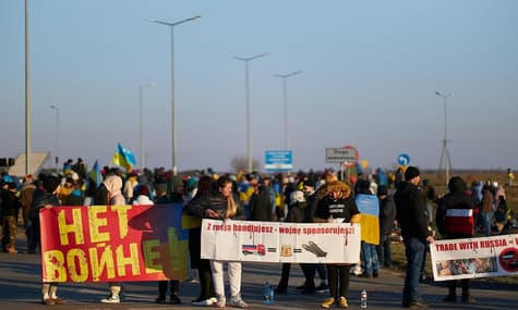 Активисты на польско-белорусской границе продолжают блокировать фуры из россии. Очередь уже больше чем на 45 км