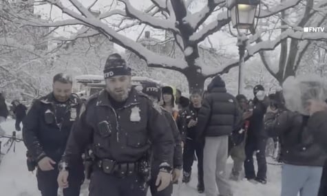 Поліція Нью-Йорка порушила справу через те, що її офіцерів закидали сніжками. Мер спробував згладити ситуацію — і отримав критику